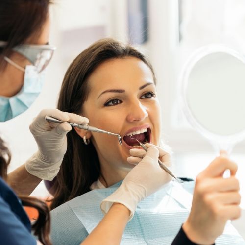 Dentista tratando el bruxismo