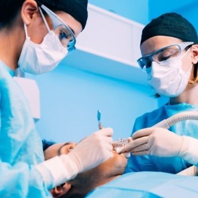 Dentista tratando el bruxismo